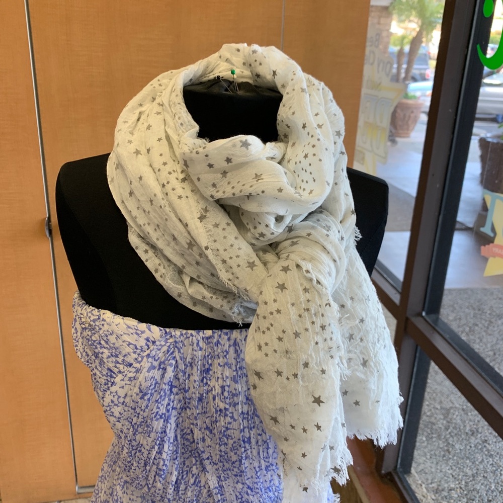 Scarf 🧣 - Picture 2 of 4